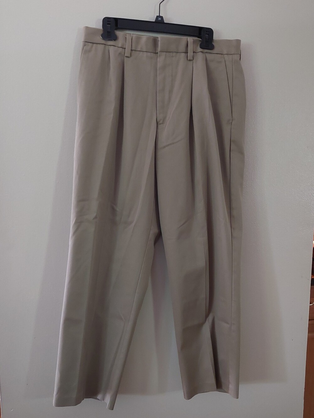 Dockers Men's Pleated Pants in Light Khaki, Size 33×30